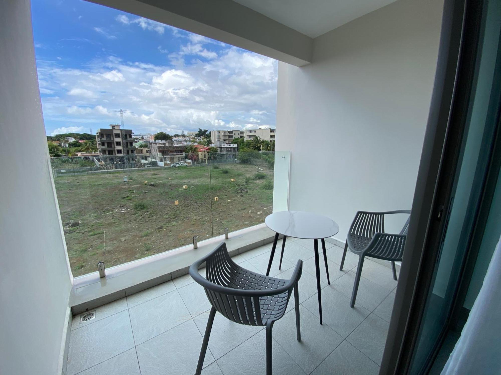 Sandstone Apartment A Walk To The Beach Flic en Flac Экстерьер фото