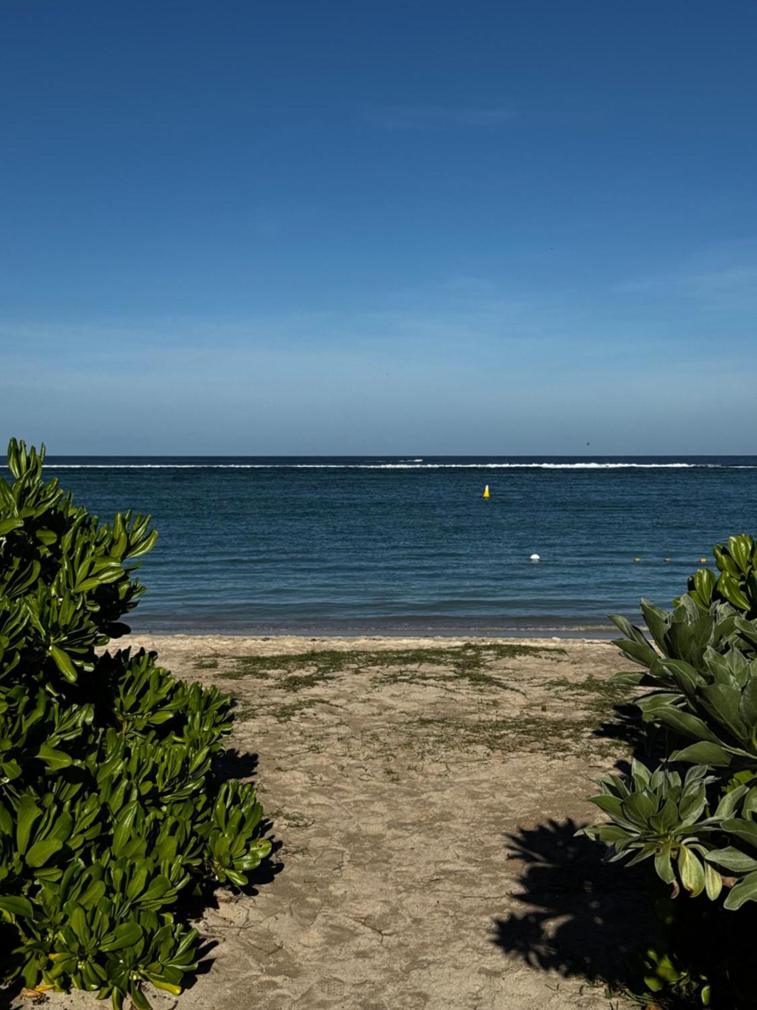 Sandstone Apartment A Walk To The Beach Flic en Flac Экстерьер фото